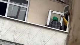 Esenyurt’ta pes dedirten görüntü! Boşaltılan binanın kapı ve pencerelerini söküp götürdüler