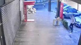 Beylikdüzü'nde iş yerinin önündeki Türk bayrağı indirildi! Şüpheli yakalandı