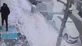 Facianın eşiğinden dönüldü! Çatıdan düşen kar kütlesi...