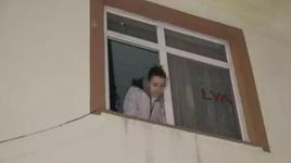 Kapıyı üzerine kilitleyip kaçtı, genç kadın pencereden yardım istedi