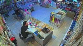 Erzincan'da 4.9 büyüklüğünde deprem! Sarsıntı anı kamerada...