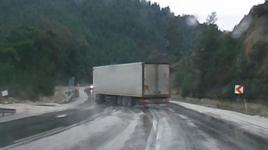 Facia kıl payı atlatıldı! Karşı yönden hızla gelen araçlar...