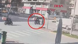 Minibüsün altında kalmaktan son anda kurtuldu! Devrilen motosiklet...