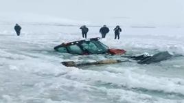 Buz tutan Çıldır Gölü'ne traktör düştü