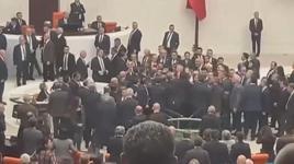 Akın Gürlek'in yemin etmesini engellemek isteyen CHP'li vekiller kürsüyü işgal etti