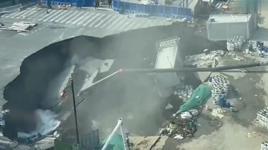 Metro inşaatının olduğu güzergahtaki kavşak çöktü! Dev çukur, caddeyi yuttu