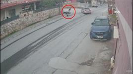 Otomobille çarpışan motosiklet sürücüsü metrelerce havaya savruldu