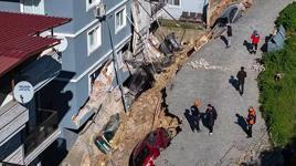 İzmir'de toprak kayması! Ortalık savaş alınına döndü: Göktaşı düştü sandım