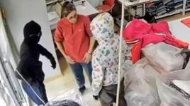 Terzi kadın hırsızlık şüphelilerine böyle direndi! 'Tokatlayıp, dışarı attım'