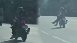 Trafikte tehlikeli anlar! Yan oturup ayaklarını sarkıttı, motosikleti bıraktı