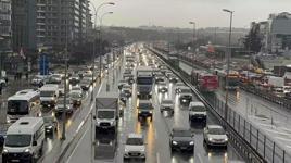 İstanbul'da haftanın ilk mesai günü bitiminde trafik kilit!