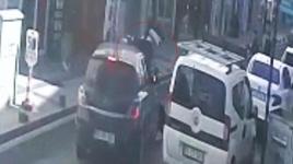 İki kişi yere savruldu! Kuralları hiçe sayan sürücü...