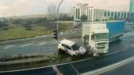 Çarptığı otomobili metrelerce sürükledi! Işık ihlali...