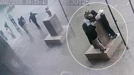 Fırtınada düşmek üzere olan Atatürk büstüne öğrenciler kalkan oldu