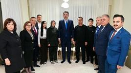 Bakan Kurum, depremzede ailenin yeni evine misafir oldu