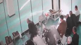 Cami içinde panik! Tavan alçısı namaz sırasında cemaatin üstüne düştü