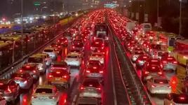 İstanbul'da iftar öncesi trafik resmen kilitlendi! Yoğunluk yüzde 83'e çıktı
