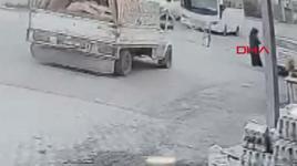 Korkunç kaza! Kamyonetin kasasının kapağı bir anda açılınca...