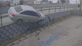 Kaza ucuz atlatıldı! Cami bahçesine devrilen otomobil...