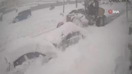 Yoldaki karı temizleyen iş makinası kardan kaybolan otomobile çarptı