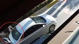 Yayalara yol veren otomobile motosiklet arkadan çarptı