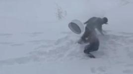 Tepsiyle kayarken havaya attı, kardeşinin başına isabet etti