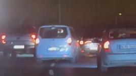 Düğün konvoyu trafiği kilitledi! Tehlikeli manevralar kamerada