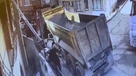 Kağıthane'de akılalmaz kaza! El frenini çekmeyi unutan sürücü...