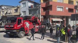 İzmir'de freni boşalan vincin 2 otomobili iş yerine sürüklemesi kamerada