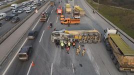 Eyüpsultan TEM Otoyolu'nda hafriyat kamyonu devrildi