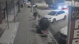 Kamyonun park halindeki araçların üzerine devrildiği kaza kamerada