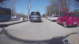 Motosiklet ile hafif ticari aracın çarpıştığı kaza kamerada