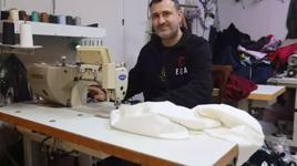 Hatay’da bir terzi dükkan camına astı! Yazıyı gören fotoğraf çekmeden geçemiyor