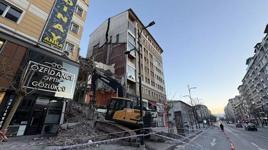 Sivas'ta yıkım sırasında yandaki binanın taşıyıcı kolonu hasar gördü! 21 daire boşaltıldı