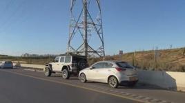 İsrailliler, İran’ın misillemesi nedeniyle araçlarını yol kenarlarına çekerek korunaklı alanlara sığındı