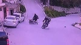 Kafa kafaya çarpıştılar! Yere savrulan 3 kişi...