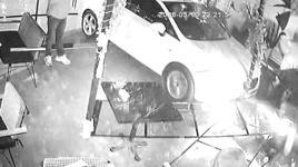 Kaza şans eseri ucuz atlatıldı! Kafeye dalan otomobil...