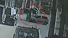 Çarpışmanın şiddetiyle böyle savruldu! Hızla gelen araç...