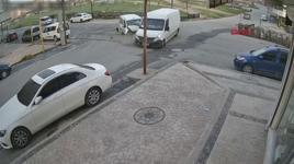 Minibüs ile hafif ticari aracın çarpıştığı kaza kamerada