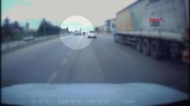 Otomobilin bariyere çarptığı kaza anı kamerada