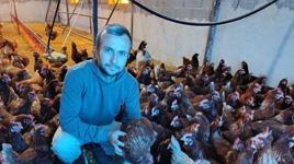 Ev kiraları şehirden kaçırdı! Köyde kendi çiftliğini kurdu