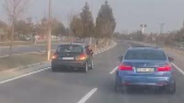 Yolda araçlarıyla yan yana ilerleyip video çeken 2 sürücüye toplam 9 bin TL ceza