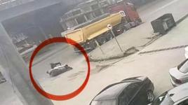 TIR'ın altına girmekten son anda kurtuldu! Motosiklet sürücüsü...