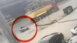 TIR'ın altına girmekten son anda kurtuldu! Motosiklet sürücüsü...