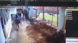 Sağanak sonrası muhtarlık ofisini su bastı; kaçış anı kamerada
