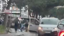 Araçtan inip dehşet saçtılar! Yayaya saldıran 2 şüpheliye rekor ceza