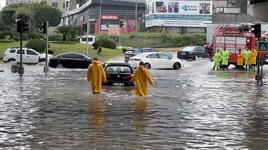 Adana sular altında! Dereler taştı, yollar göle döndü, araçlar mahsur kaldı