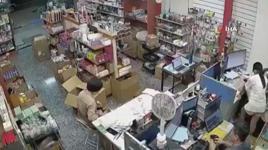 Endonezya'da 7.4 şiddetinde deprem! Tsunami uyarısı