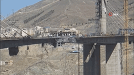 İran'ın en yüksek köprüsünde oluşan hasar görüntülendi