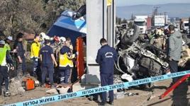 Ankara'da özel halk otobüsünün üst geçide çarptığı kaza kamerada!